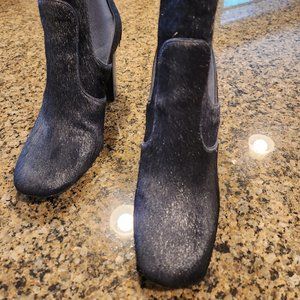 Worn 2 times. Navy faux fur booties by Tory Birch size 11M